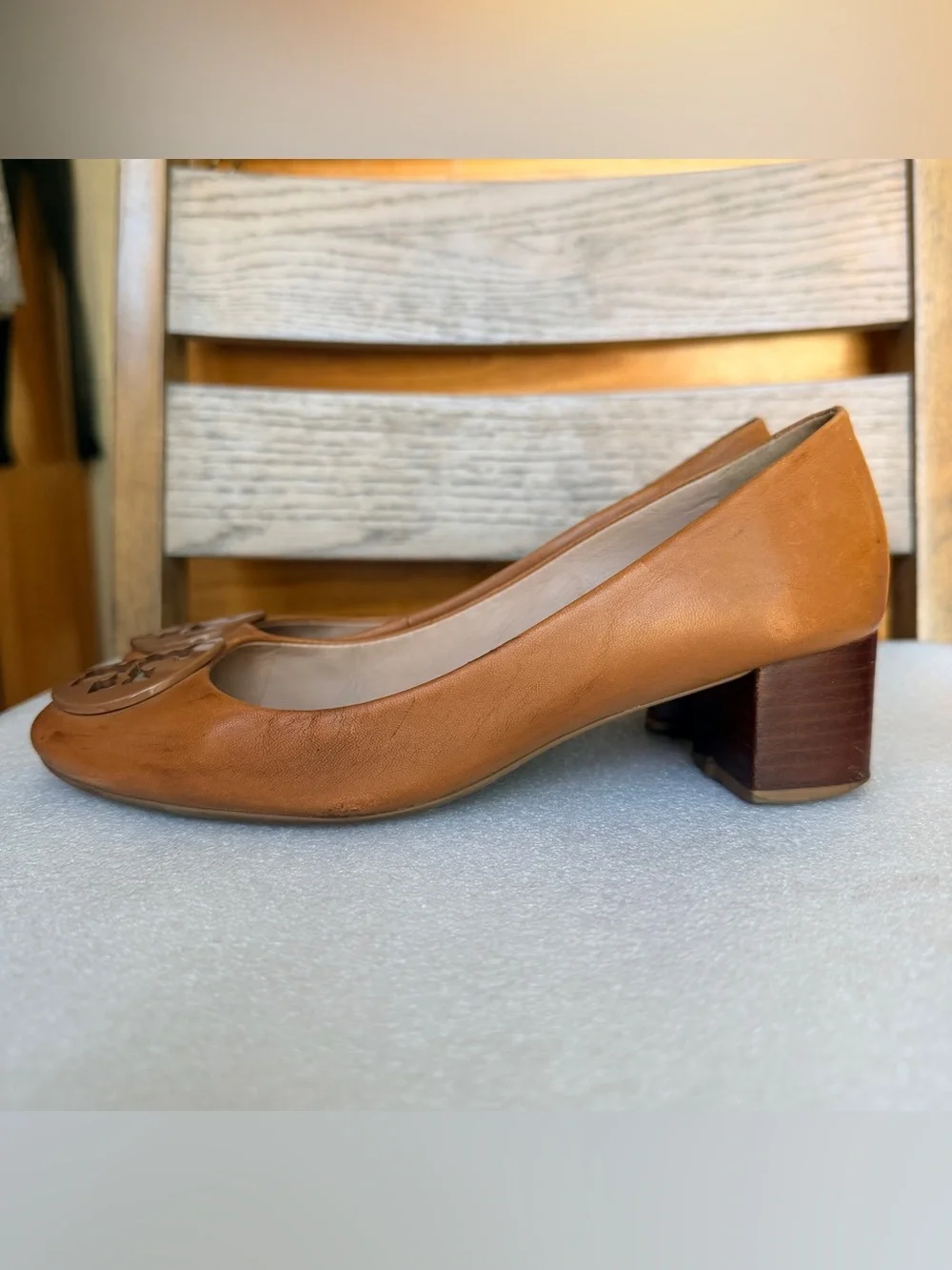 Tory Burch Cognac Leather Mid Block Heel Pumps with Logo Medallion sz 7